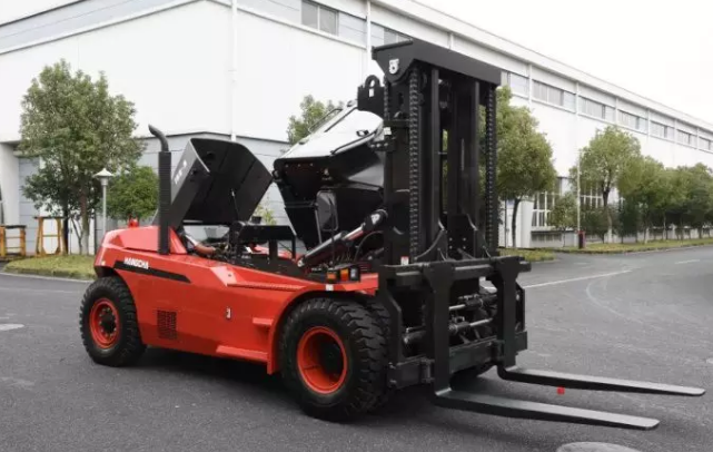 【大噸位】杭叉新款X系列16噸重裝叉車交付某企業(yè)！