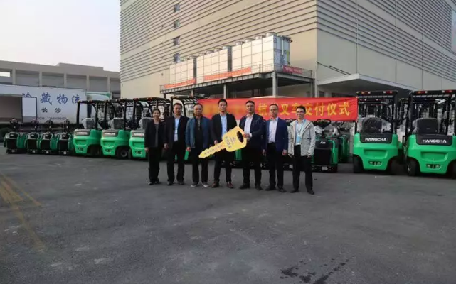 【強(qiáng)勢(shì)】杭叉集團(tuán)交付湖南某大型冷庫(kù)58臺(tái)鋰電池叉車(chē)！