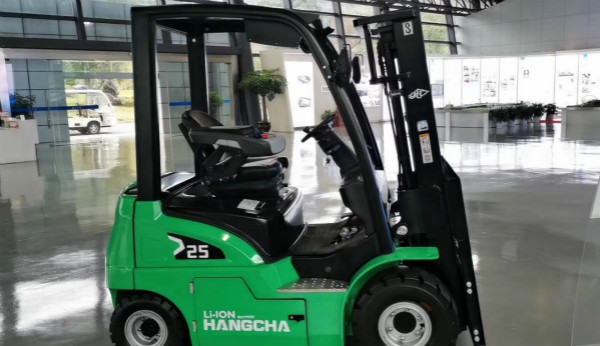 電動(dòng)叉車買鋰電的還是鉛酸的？當(dāng)然是鋰電的！